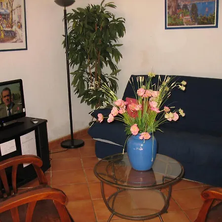 De Charme Wi-fi ,clim, Garage Jardin Prives, Piscine Environnement Arbore Apartment *